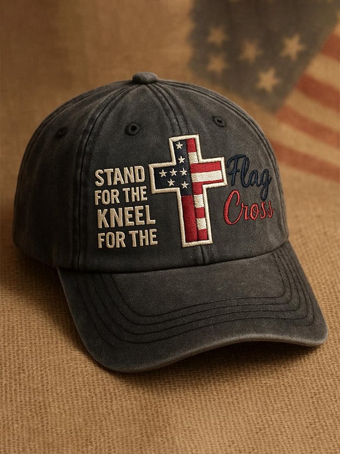 Gorra unisex “DE PIE POR LA BANDERA, ARRODILLARSE POR LA CRUZ”
