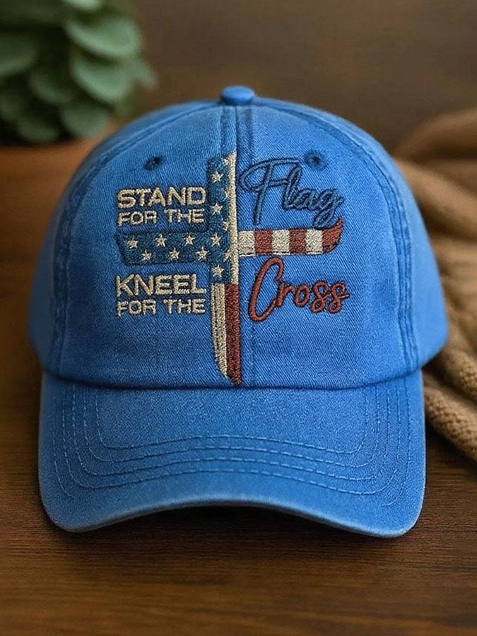 Gorra de béisbol unisex con el lema "De pie por la bandera, arrodíllate ante la cruz".