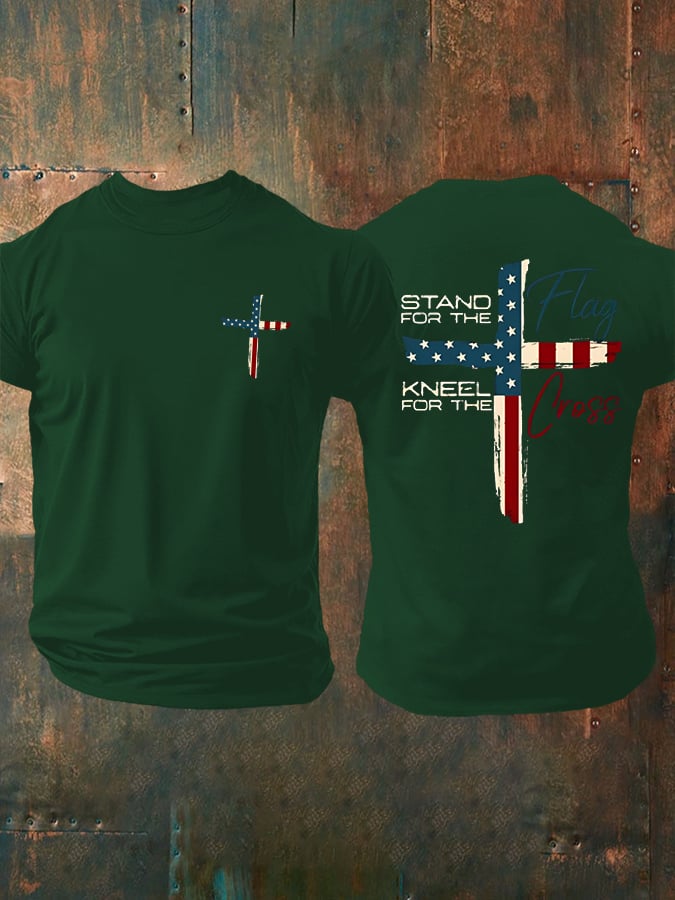 Herren-T-Shirt mit Aufdruck: „Stand For The Flag / Kneel For The Cross“