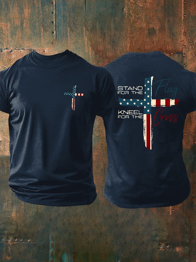 Herren-T-Shirt mit Aufdruck: „Stand For The Flag / Kneel For The Cross“