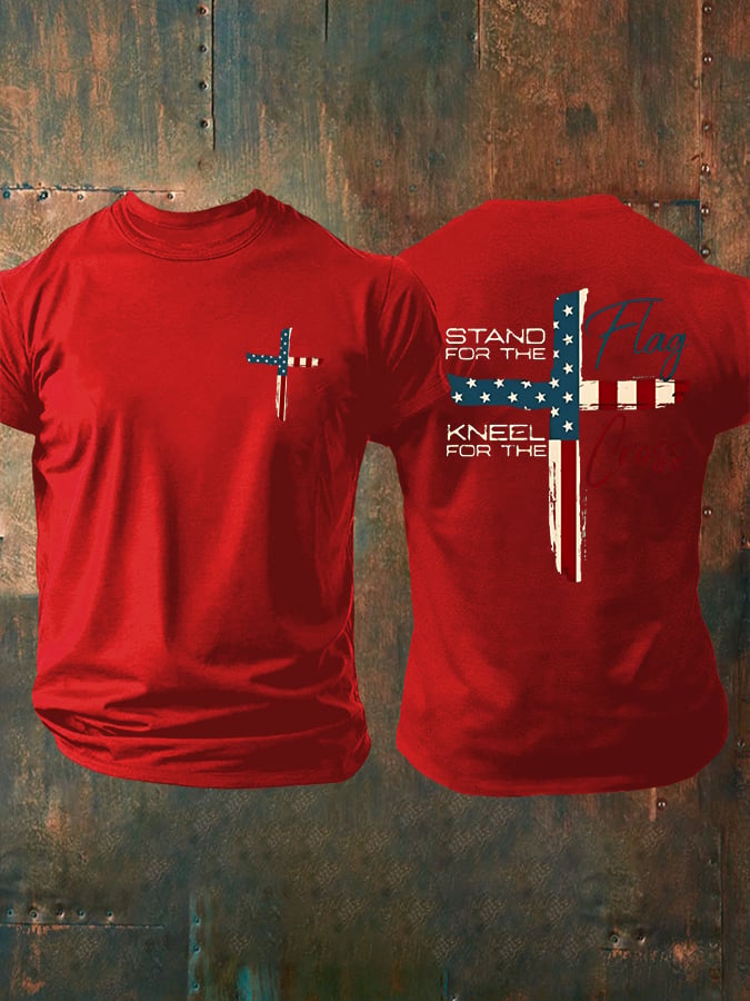 Herren-T-Shirt mit Aufdruck: „Stand For The Flag / Kneel For The Cross“