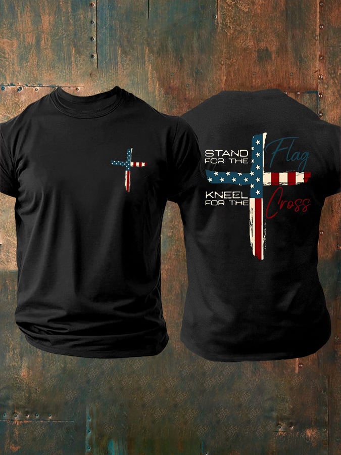 Herren-T-Shirt mit Aufdruck: „Stand For The Flag / Kneel For The Cross“