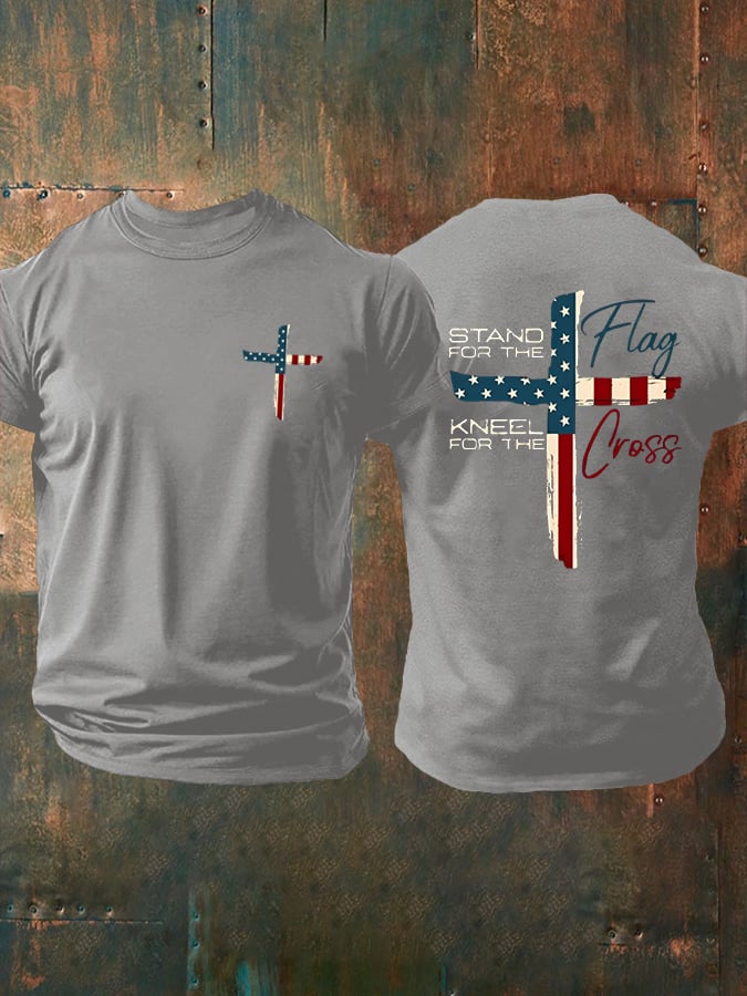 Herren-T-Shirt mit Aufdruck: „Stand For The Flag / Kneel For The Cross“