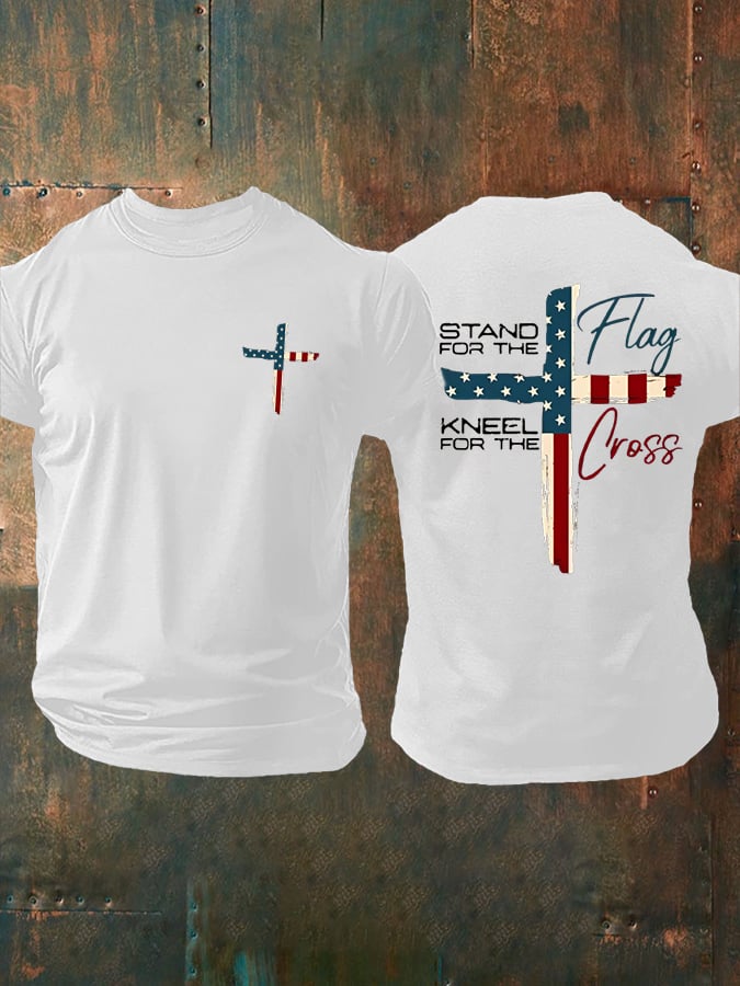 Herren-T-Shirt mit Aufdruck: „Stand For The Flag / Kneel For The Cross“