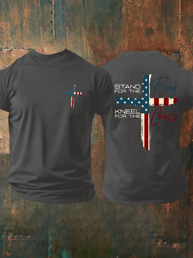 Herren-T-Shirt mit Aufdruck: „Stand For The Flag / Kneel For The Cross“
