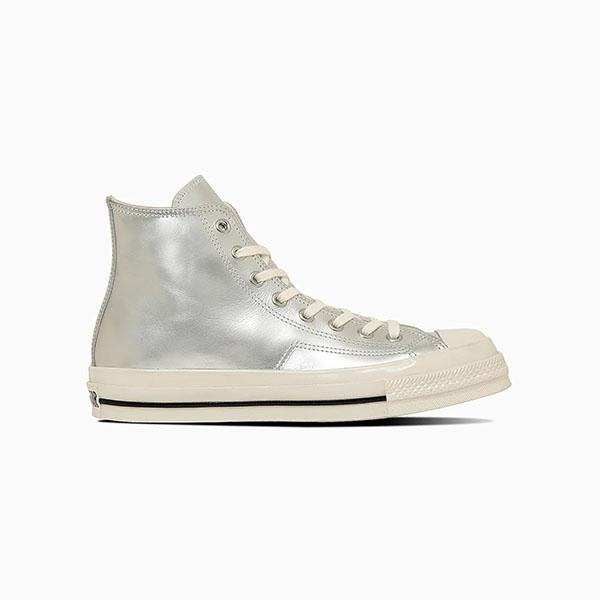 Chucks aus metallisch-silbernem Leder mit eckiger Zehenkappe, exklusiv in New York erhältlich